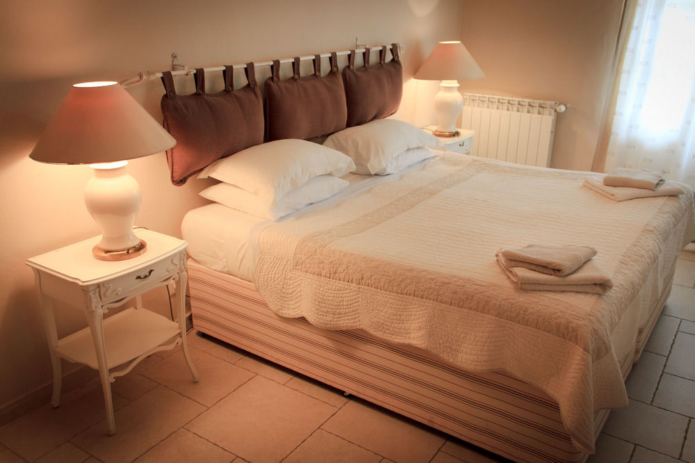 Les Carmes And Spa Le Thor Εξωτερικό φωτογραφία